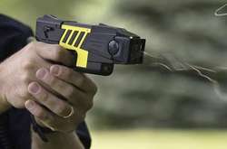 МВС планує частково замінити поліцейські кийки на електрошокери