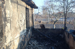 По­же­жею зни­ще­но жит­ло­вий бу­ди­нок, май­но, що бу­ло в ньому, а та­кож су­сід­нє гос­по­дарсь­ке при­мі­щен­ня
