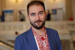 Олександра Юрченка, якому інкримінують отримання хабарів, виключили з фракції «Слуга народу»