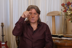 Одіозний російський співак заступився за теорію плоскої Землі (відео)