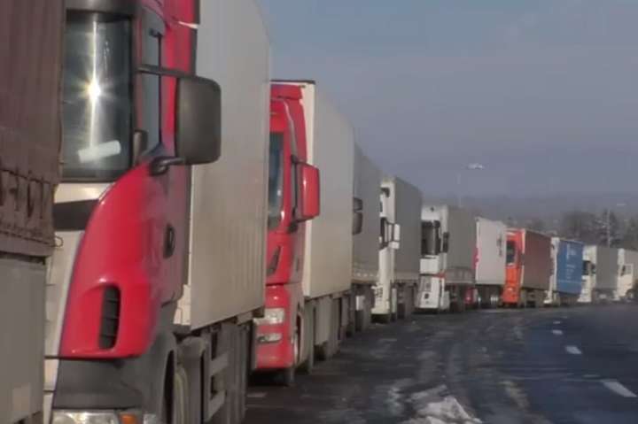 На українсько-польському кордоні утворилася величезна черга вантажівок