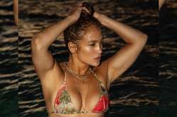  51-летняя певица Дженнифер Лопес отправилась на отдых 
  