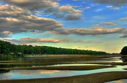 Середня глибина Десни у більшій частині її протяжності в Україні — 2—4 м, максимальна — 17 м