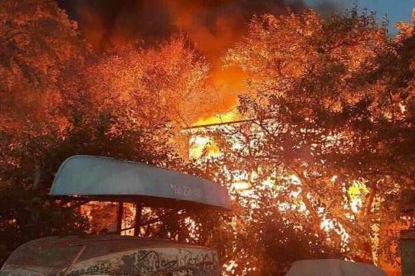 Поліцейські розслідують обставини пожежі на узбережжі в Чорноморці