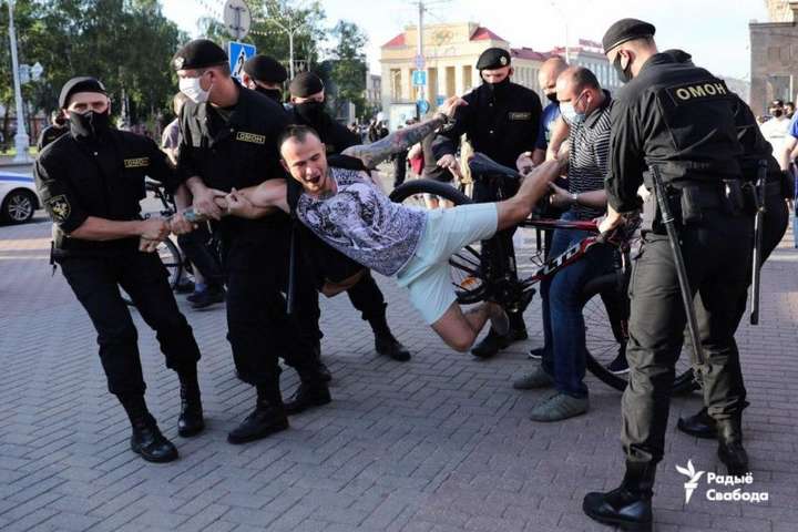 Протести в Білорусі: в неділю силовики затримали понад 400 людей