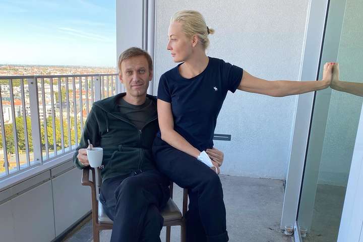 Навальний зізнався в коханні і вимагає повернути одяг
