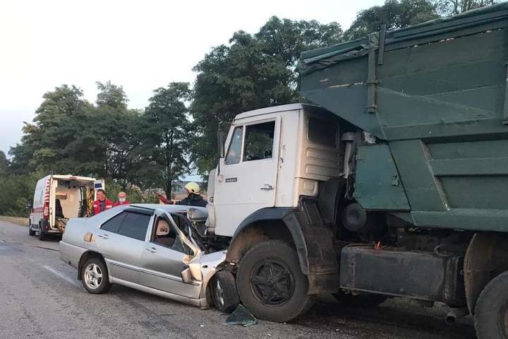 Смертельне ДТП на Київщині: вантажівка розчавила легковик (фото)