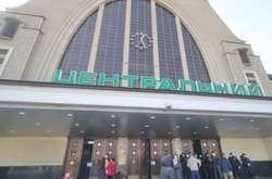 Центральний залізничний вокзал Києва відновив роботу після «замінування»