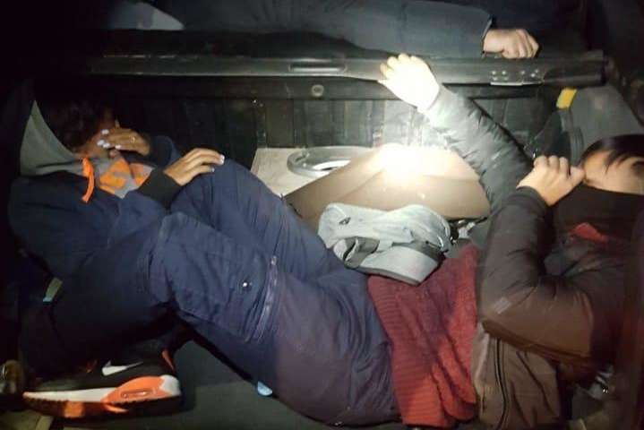 Житель Закарпаття перевозив нелегалів у багажнику легковика (фото)