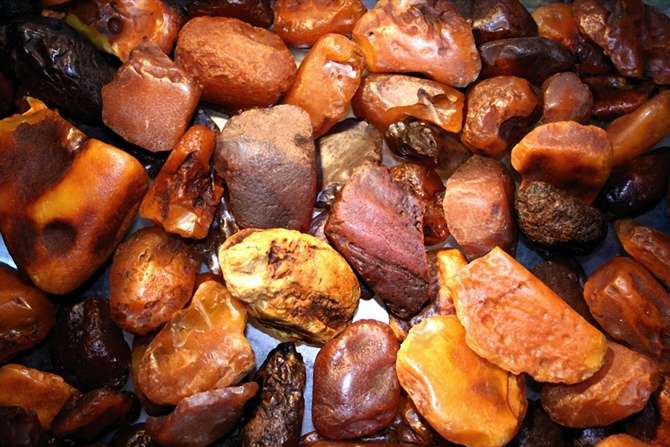 Буковинец пытался скрыто провезти через границу 505 изделий из янтаря и 20,3 кг необработанного камня (ФОТО)