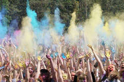 На думку політолога, подібними заходами міські голови нагадують про себе людям для збільшення голосів на дільницях