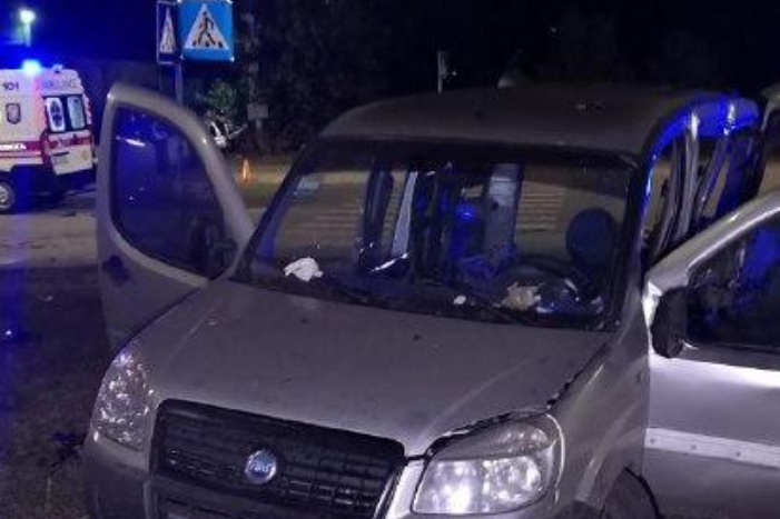 У Києві зіткнулися два легковики: троє людей госпіталізовані, водій утік (фото)