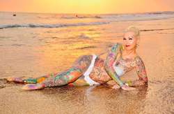 55-летняя водитель такси из Германии покрыла все тело курьезными татуировками