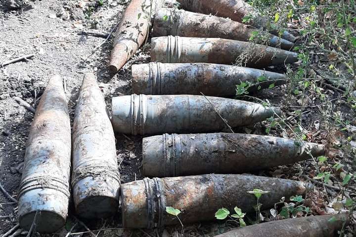 На Луганщині СБУ виявила великий схрон зі снарядами (фото)