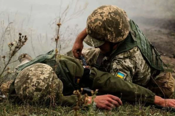На Донбасі на невідомому пристрої підірвалися двоє українських бійців