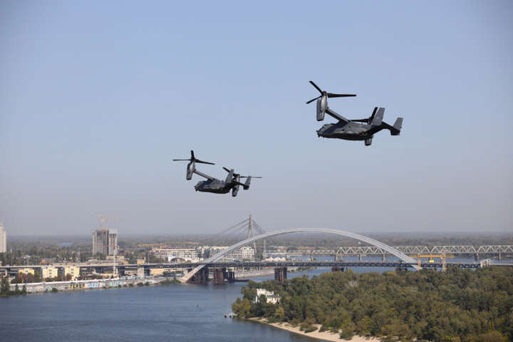 У небі над Києвом пролетіли американські конвертоплани Osprey (відео)