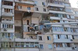 Фахівці оглянули аварійний під’їзд за допомогою колінчастого підйомника