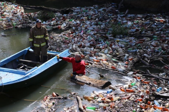 На річках Закарпаття рятувальники прибирають затори зі сміття товщиною до п’яти метрів