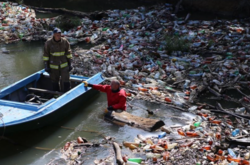 На річках Закарпаття рятувальники прибирають затори зі сміття товщиною до п’яти метрів