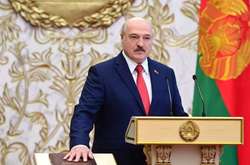Лукашенко поклав «червону руку» на Конституцію (відео конфузу на інавгурації)