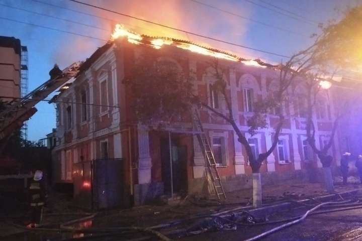 У Харкові горить багатоквартирний будинок: є загиблий