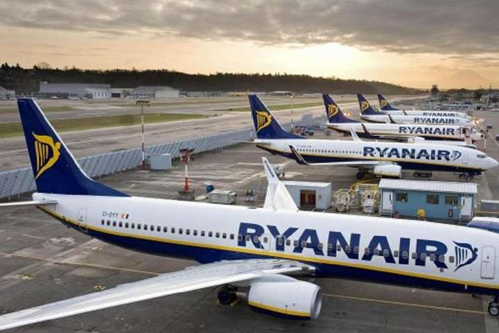 Ryanair до кінця осені скасував плату за перебронювання квитків