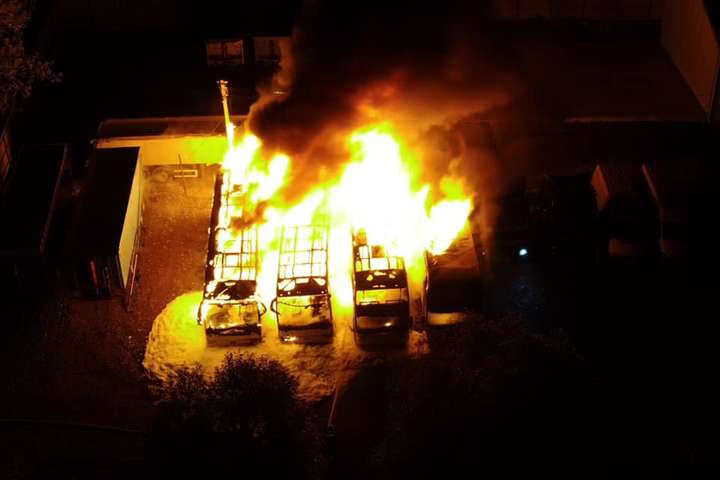 На Прикарпатті згоріли чотири пасажирських автобуси (фото, відео)