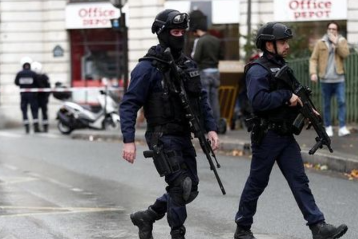 У Парижі біля колишньої редакції Charlie Hebdo невідомий напав із ножем на перехожих
