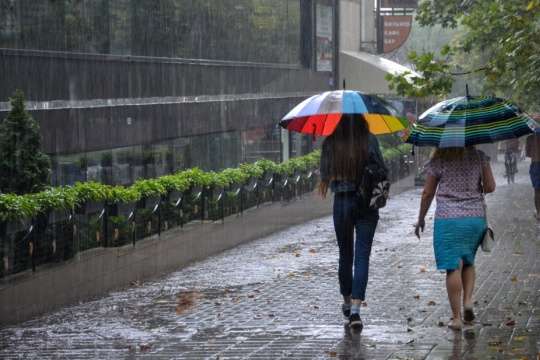 В Україну насуваються дощі та сильний вітер: прогноз погоди на 26 вересня