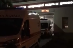 55 захворювань на пневмонію за день. Під лікарнями в Києві – черги зі швидких (відео)