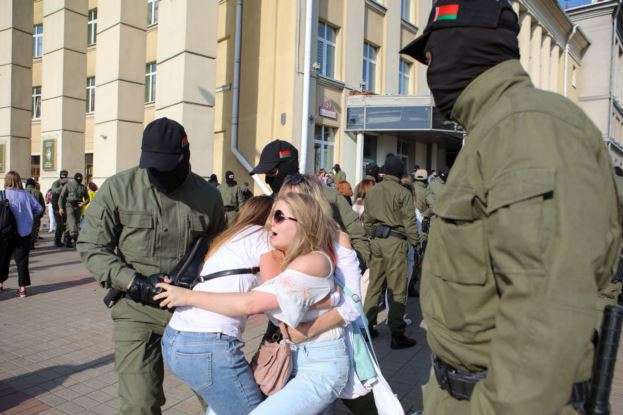 У Мінську на жіночому марші вже десятки затриманих