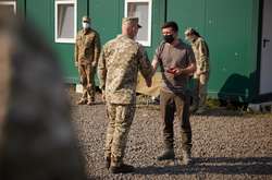 Зеленський відвідав базовий табір Головного управління розвідки, поїв з солдатами і вручив нагороди