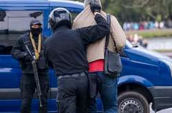 Площа державного прапора оточена міліцією і військовими, вони озброєні автоматами Калашникова