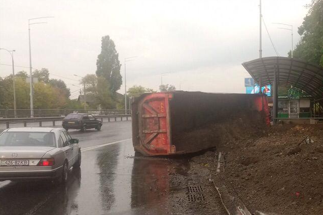 У Києві перекинулася вантажівка із землею: водій загинув на місці (відео)