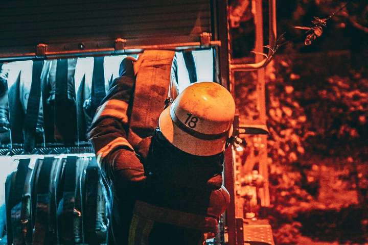 На складах у Києві сталася пожежа