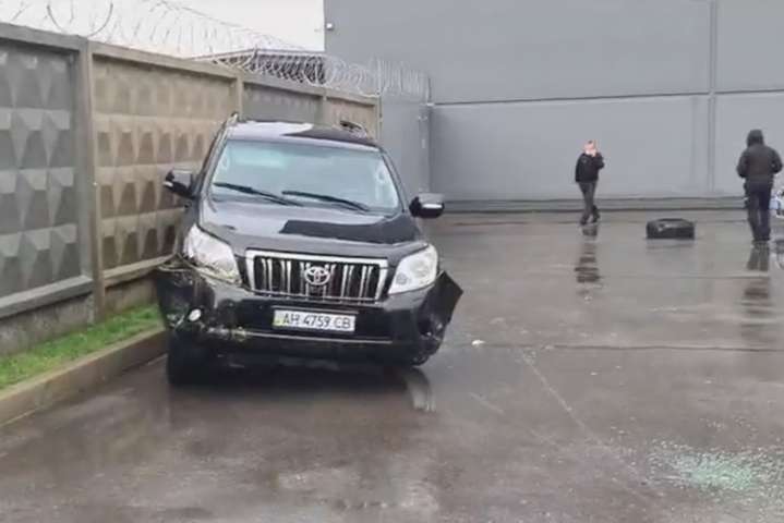 Под Киевом пьяный водитель Toyota протаранил «Тесла» с ребенком в салоне и влетел в забор (видео)