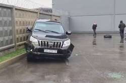 Под Киевом пьяный водитель Toyota протаранил «Тесла» с ребенком в салоне и влетел в забор (видео)