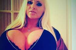 Британка с самой большой грудью поведала о проблемах (фото)