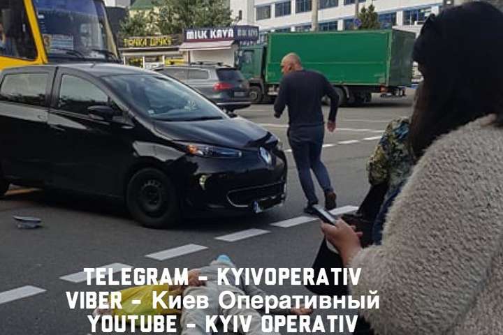 ДТП у Києві: Renault на «зебрі» збив пішохода