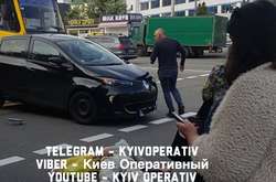 Чоловік переходив дорогу по пішохідному переходу