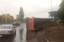  27 вересня на з’їзді з моста Патона перекинулася вантажівка Mercedes з землею, в результаті чого її водій загинув на місці 