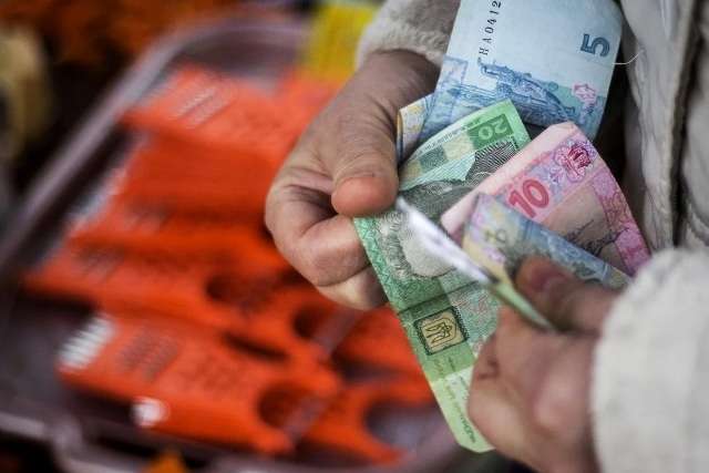 За місяць середня зарплата українців скоротилася на 360 гривень