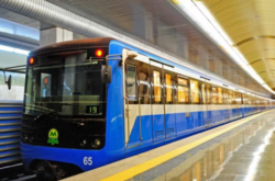 Відірвало голову: у Києві зачепер потрапив під поїзд метро