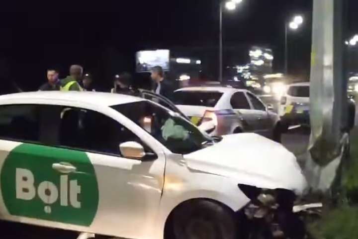 У Києві п’яний водій таксі Bolt влетів у відбійник і стовп (відео)