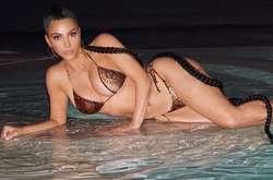 Как соблазнить мужа: Ким Кардашьян в «голом» боди приняла пикантные позы