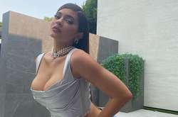 Самая сексуальная миллиардерша едва уместила грудь в крошечное бикини (фото)