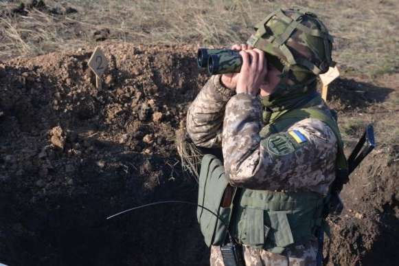 Окупанти на Донбасі риють окопи та встановлюють міни