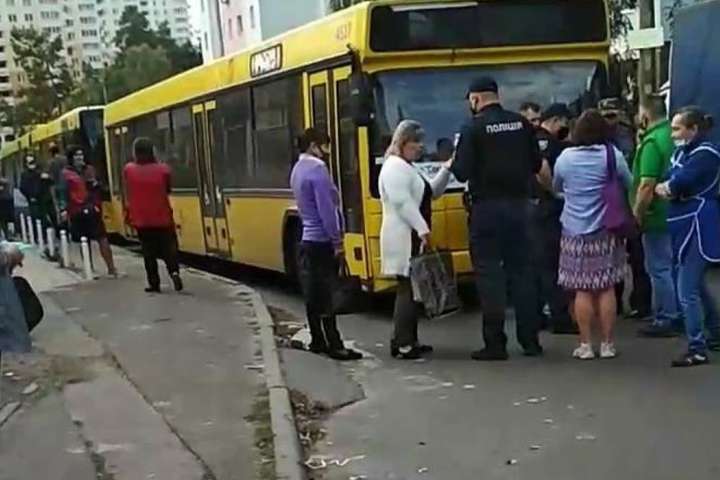 На Святошині обурені кияни заблокували рух автобусів (фото)