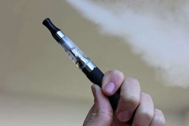 Верховна Рада має намір заборонити продаж електронних сигарет українцям віком до 18 років