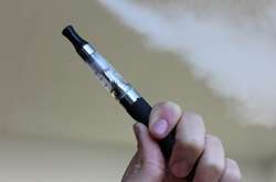 Верховна Рада має намір заборонити продаж електронних сигарет українцям віком до 18 років
